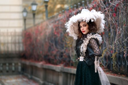 Девушка в старинном платье