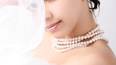 Жемчужные украшения на девушке