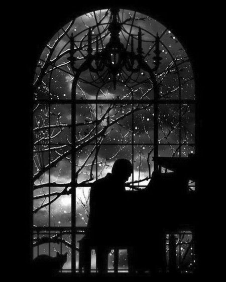 Девушка за пианино в темноте