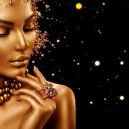 Девушка в золотых украшениях