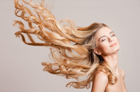 Девушка с развевающимися волосами