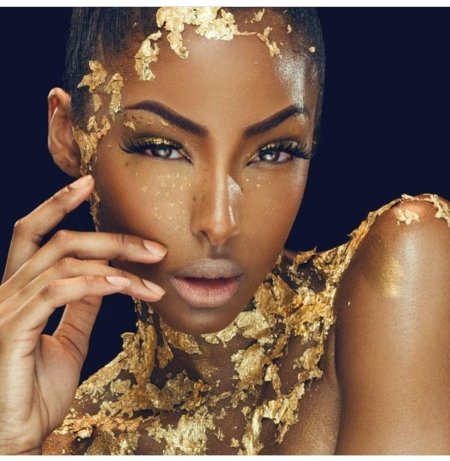 Девушка с золотым макияжем