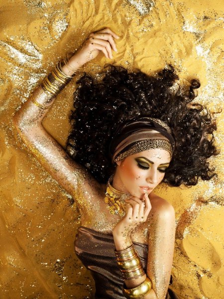 Женщина в золоте