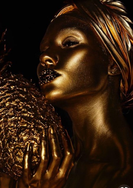 Девушка в золотой краске