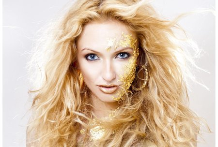 Девушка в золотом