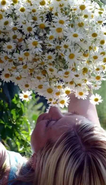 Блондинка с ромашками