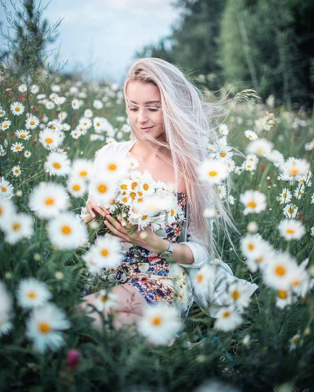 Блондинка с ромашками