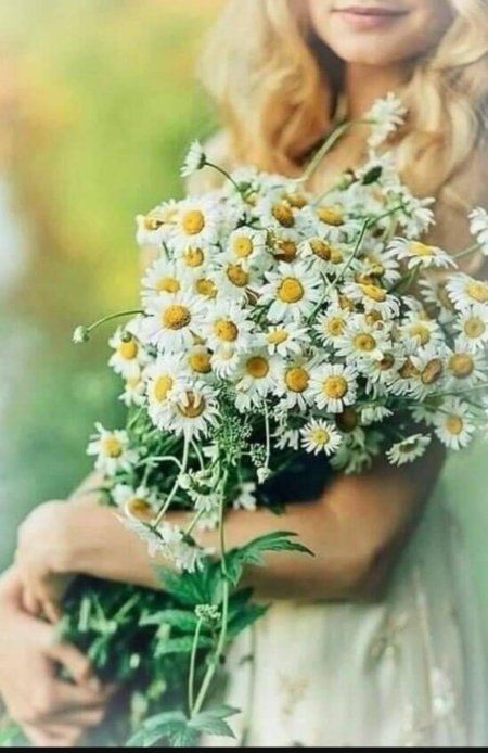 Девушка с букетом полевых цветов