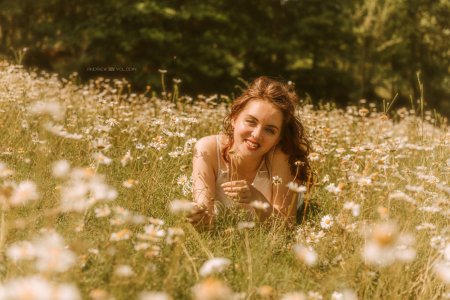 Фотосессия в ромашковом поле