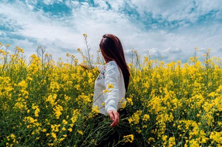 Девушка в поле с цветами