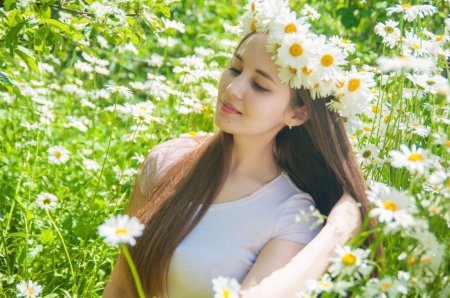 Фотосессия в поле с ромашками