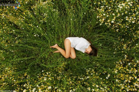 Девушка лежит на траве