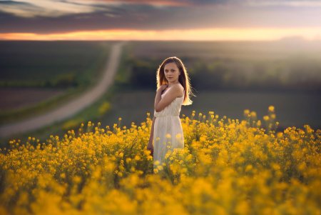 Девушки в поле