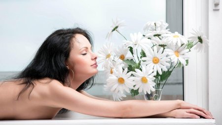 Брюнетка с цветами