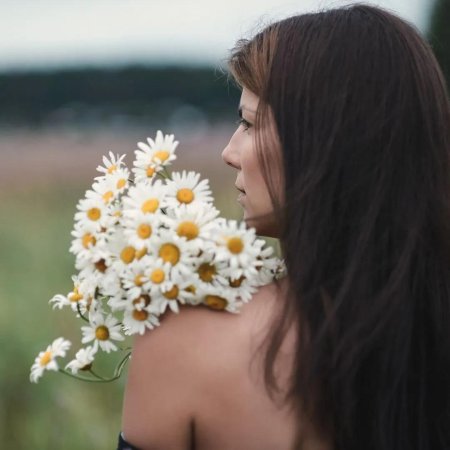 Брюнетка с ромашками