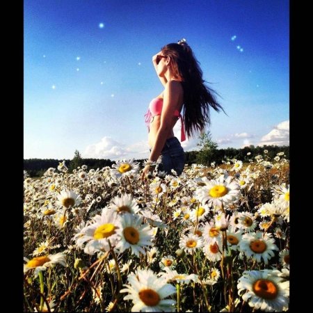 Фотосессия в поле с ромашками