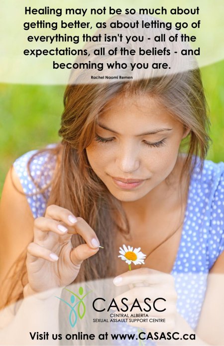 Девушка гадает на ромашке