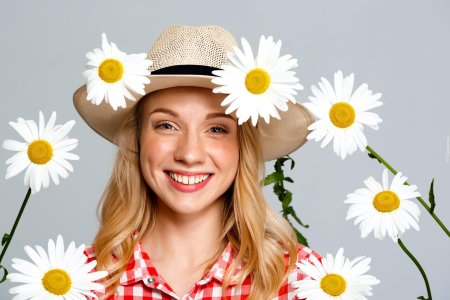 Девушка в шляпе с ромашками