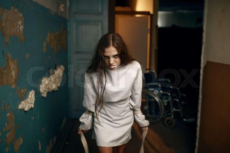 Женщина в смирительной рубашке