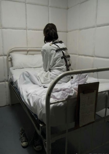 Смирительная рубашка в психиатрической больнице