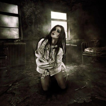 Женщина в смирительной рубашке