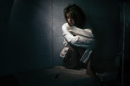 Девушка в смирительной рубашке