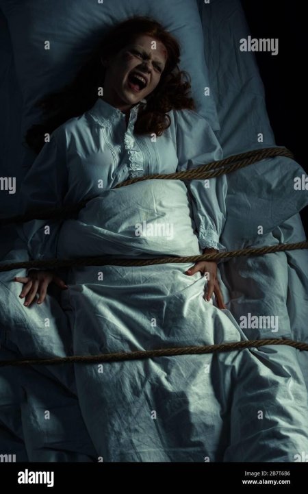 Девушка прикована к кровати