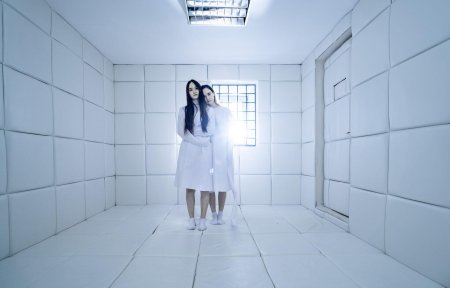 Белая комната в психушке