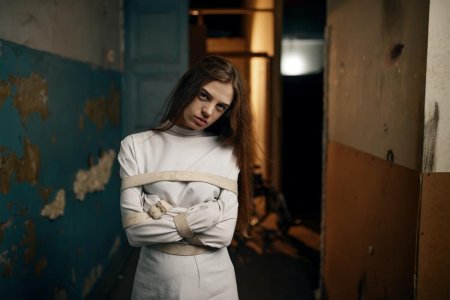 Девушка в смирительной рубашке