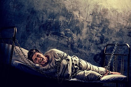 Парень в смирительной рубашке