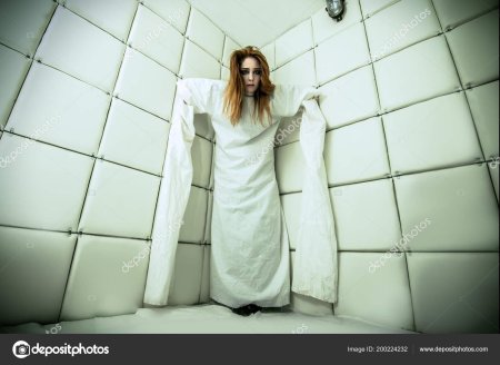 Женщина в смирительной рубашке