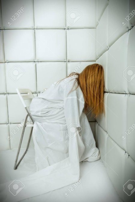 Девушка в усмерительной рубашке