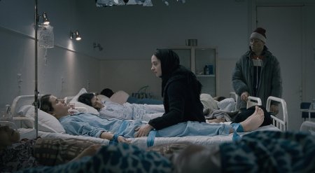 За холмами фильм