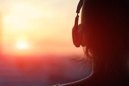 Девушка слушает музыку в наушниках