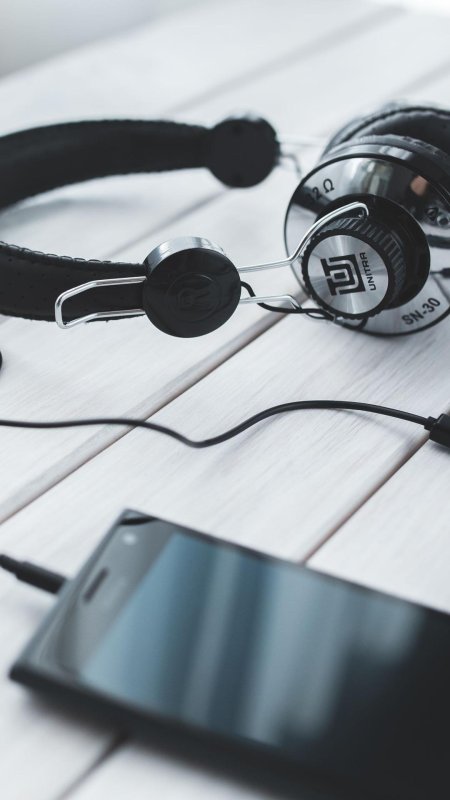 Телефон с наушниками