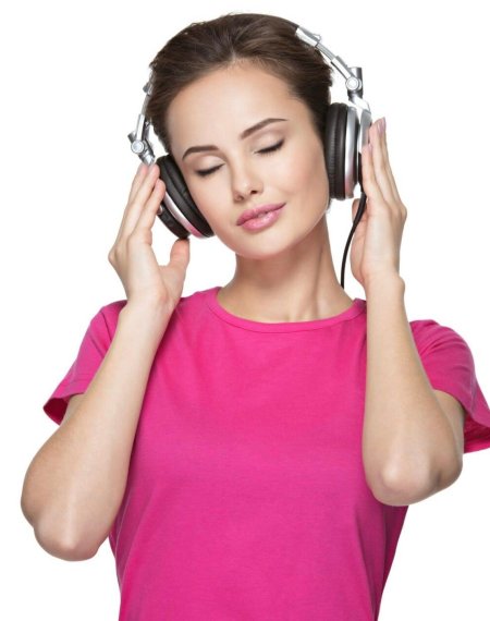 Женщина в наушниках алло