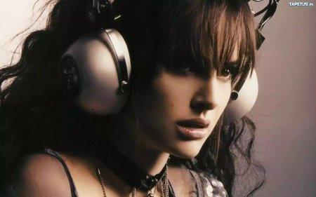 Натали портман в наушниках