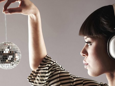 Девушка с диско шаром