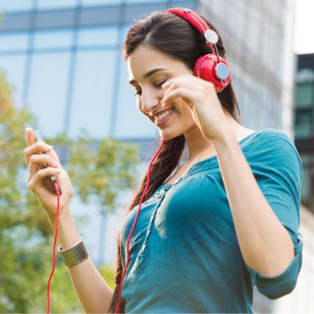 Девушка слушает музыку