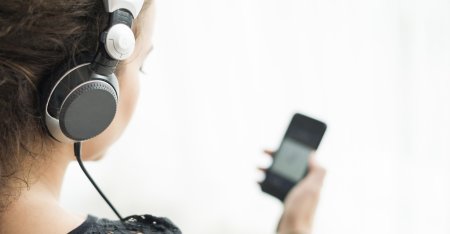 Девушка в наушниках со спины