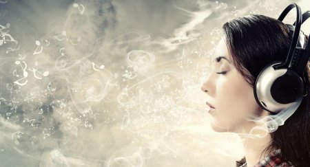 Зимняя девушка слушает музыку