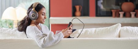 Модель в наушниках