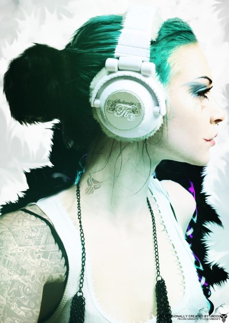 Девушка в наушниках арт