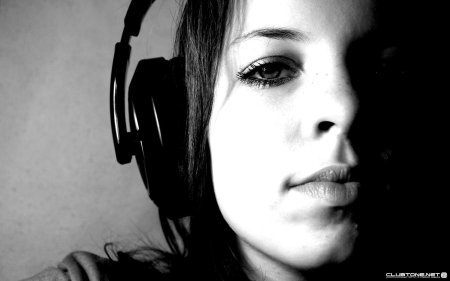 Девушка слушает музыку в наушниках