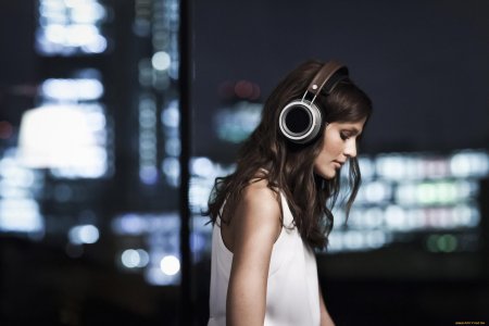 Женщина в наушниках