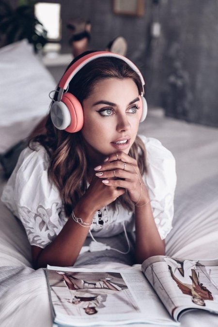 Красивая девушка с наушниками