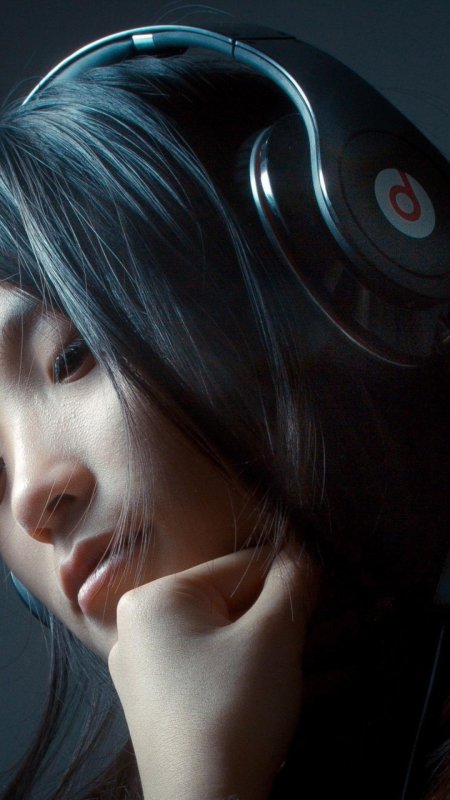 Красивая девушка в наушниках