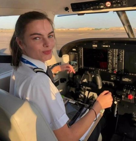 Девушка пилот гражданской авиации