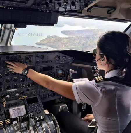 Девушка пилот самолета