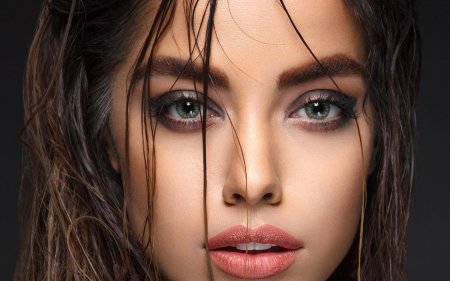 Красивое женское лицо